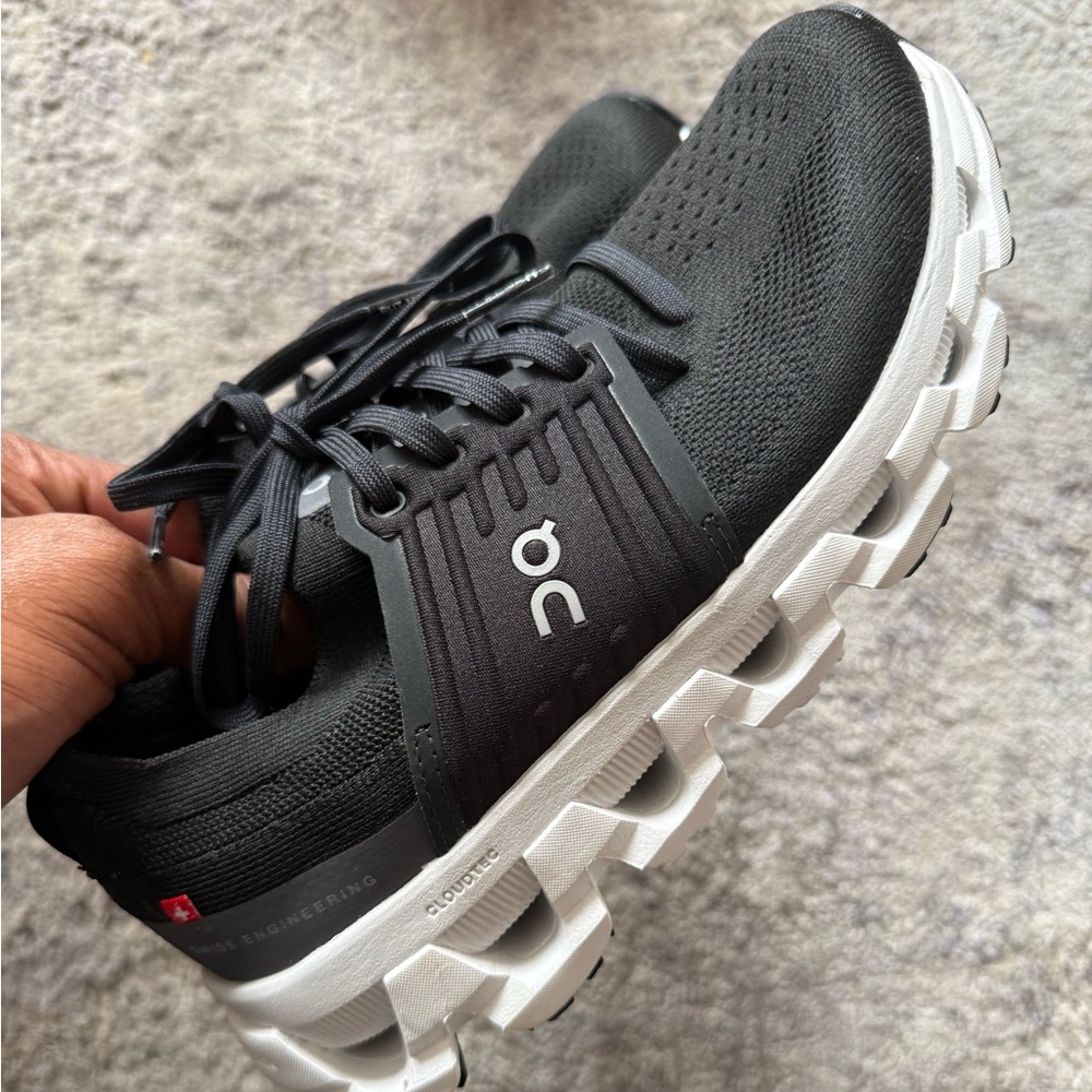 On cloud women's size 7